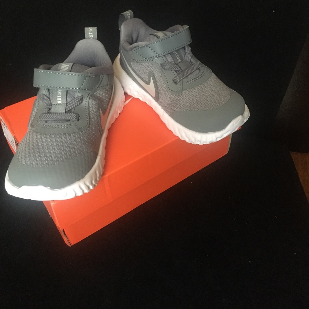 Infant sneakers 7c